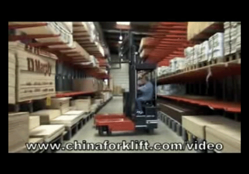 奥地利Jumbo四支点侧面装载机进行木料搬运