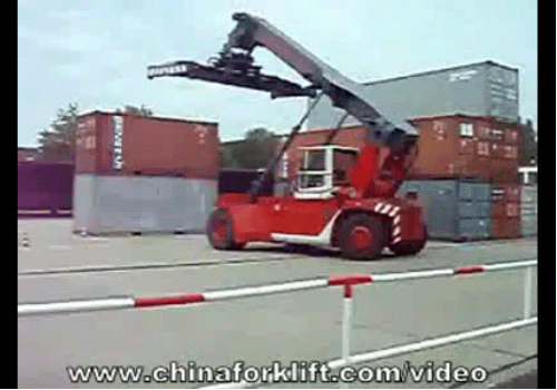 国外正面吊作业视频