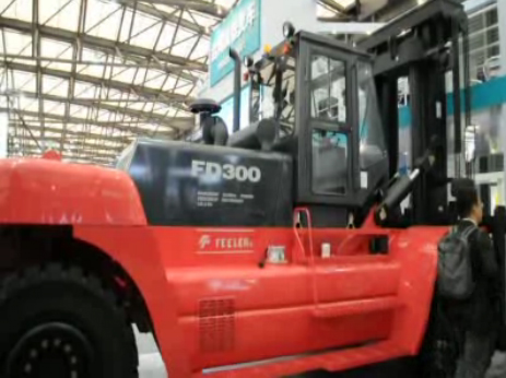 友佳在2011 CeMat展览上2