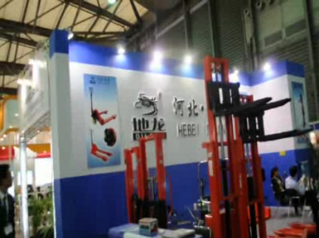 地龙在2011 CeMat展览上