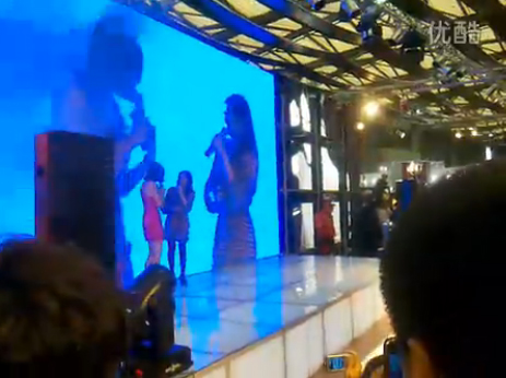 2011我们UN叉车给力的一次上海展会--张含韵莅临现场