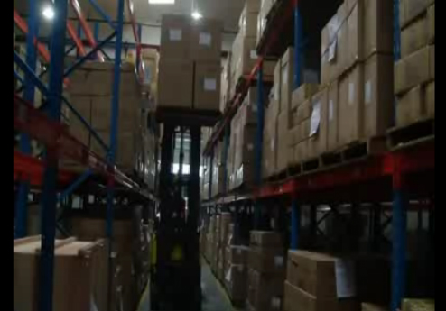 伟轮Aisle-Master铰链式叉车在中外运的应用