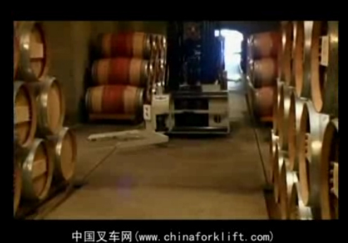 卡斯卡特酒桶夹服务于酒窖