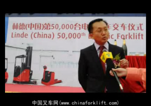 交车仪式上林德（中国）总裁郭进鹏接受采访