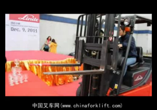 林德电动叉车技能表演
