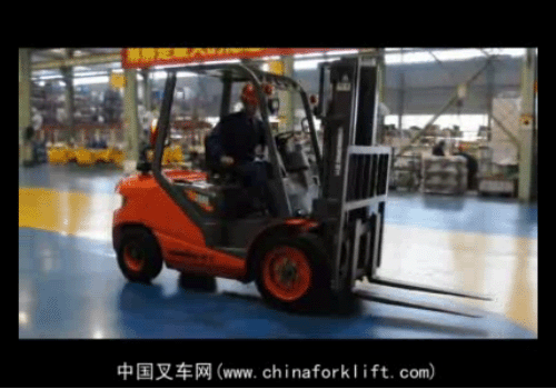 龙工LG30D第三代内燃平衡重式叉车