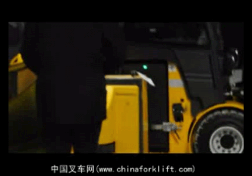 永恒力瑞士物流中心为EFG 425-430系列平衡重叉车现场更换电池1