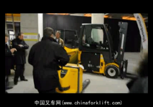 永恒力瑞士物流中心为EFG 425-430系列平衡重叉车现场更换电池2