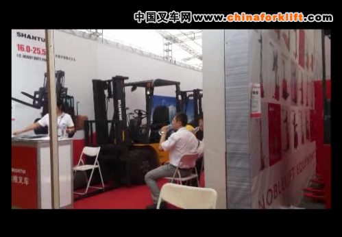 叉车制造商在第112届广交会上2