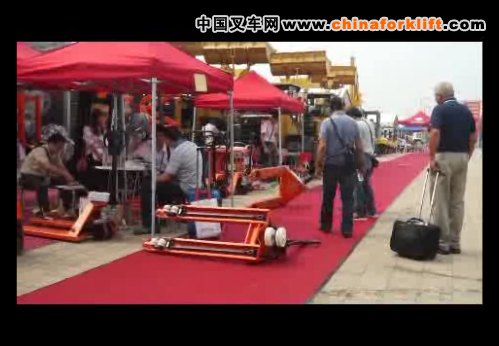 外商参观牛力在第112届广交会上