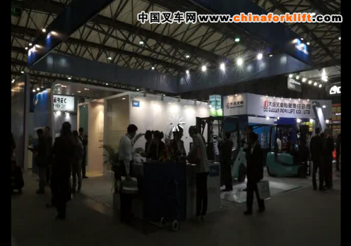 大连叉车在2012CeMat展会现场