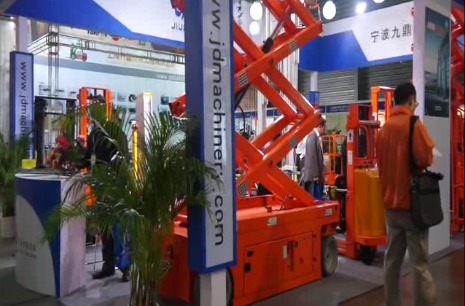 九鼎在2012CeMat展会现场