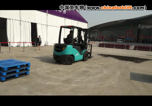 宝骊在2012CeMat展会现场叉车秀