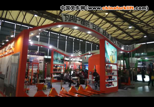 牛力在2012CeMat展会现场