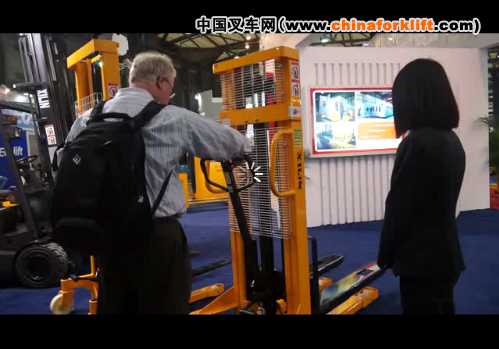 西林在2012CeMat展会现场