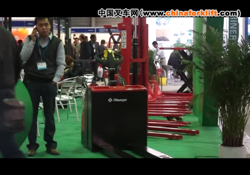 山野在2012CeMat展会现场