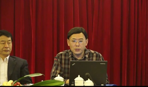 国家工程机械质量监督检验中心副主任李铁生在中叉会上发言