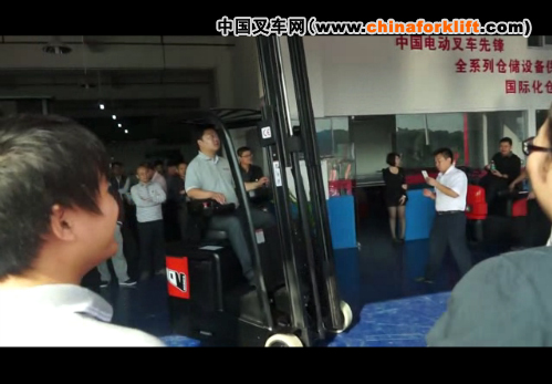 中力电动仓储叉车展示