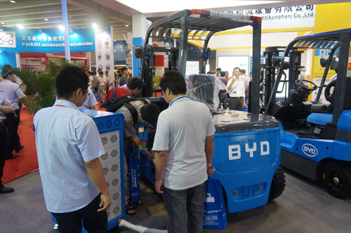比亚迪叉车在第九届广州国际品牌叉车展会上