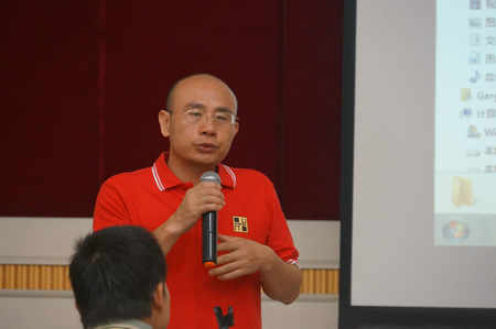 中山市通力叉车有限公司总经理詹坝主持活动