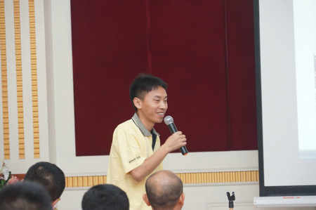 卡斯卡特销售代表黎金文讲解卡斯卡特叉车属具