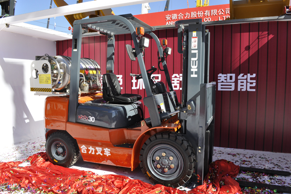 国内首台合力3吨LNG叉车亮相BICES展