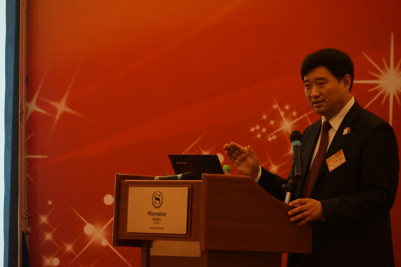 苏子孟秘书长做《中国工程机械行业整体运行情况及展望的报告》