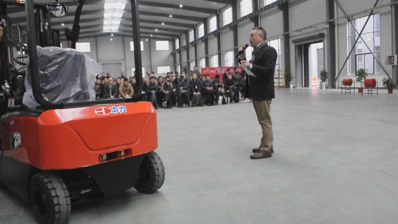 中力平衡重电动叉车介绍