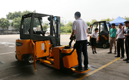 永恒力SnapFIT侧向电池更换系统演示