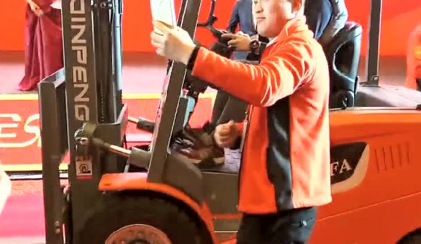 哦！叉车大王曹祥云正用它开啤酒呢！